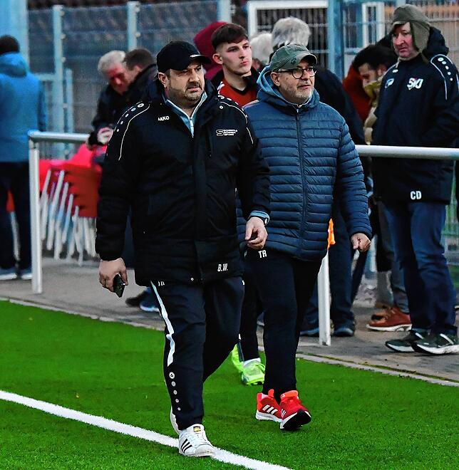 Letzter Auftritt: Salvador Ortiz (rechts) vor dem Spiel gegen den SV Herten mit Co-Trainer Björn Winter, der nach Ortiz‘ Rücktritt ...