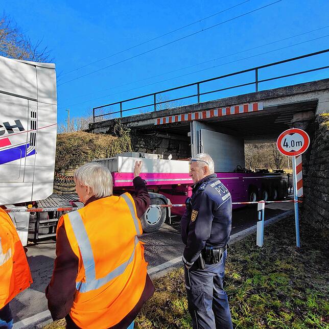 Ein Schild zeigt, dass Fahrzeuge höchstens vier Meter hoch sein dürfen.