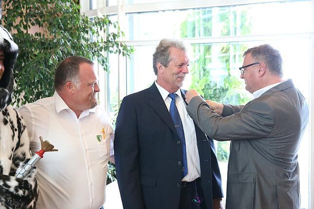 Hermann Dollak (links) wurde für 14 Jahre als Festpräsident von OB Andreas Brand mit der Goldenen Ehrennadel ausgezeichnet.