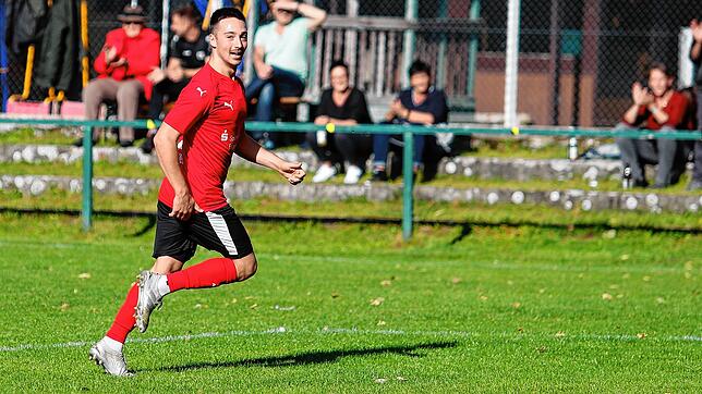 Bastian Schmittschneider (SC Gottmadingen-Bietingen) schaffte es mit seinem herrlichen Freistoßtreffer zum 2:0 gegen den FC Neustadt in ...