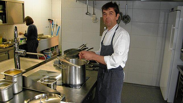Rolf Stader vom Reichenauer Restaurant Küferei steht auch während des Lockdowns in der Küche &ndash; und hofft, dass möglichst viele ...