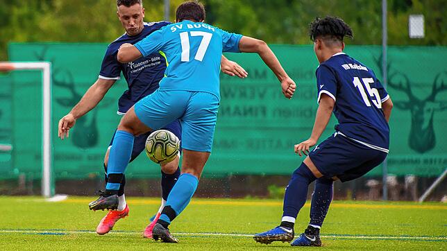 Trifft dreifach: Nexhdet Gusturanaj (links, hier im Pokalspiel gegen den SV Buch) erzielte beim 5:1 des VfB Waldshut gegen den FC ...
