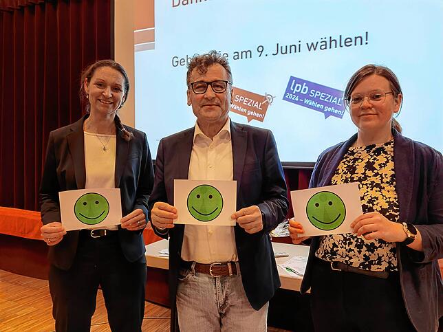 Die Veranstalter des Abends (von links): Bürgermeisterin Jacqueline Alberti, Hasan Ögütcü vom Daisendorfer Forum für Politik und Kultur ...