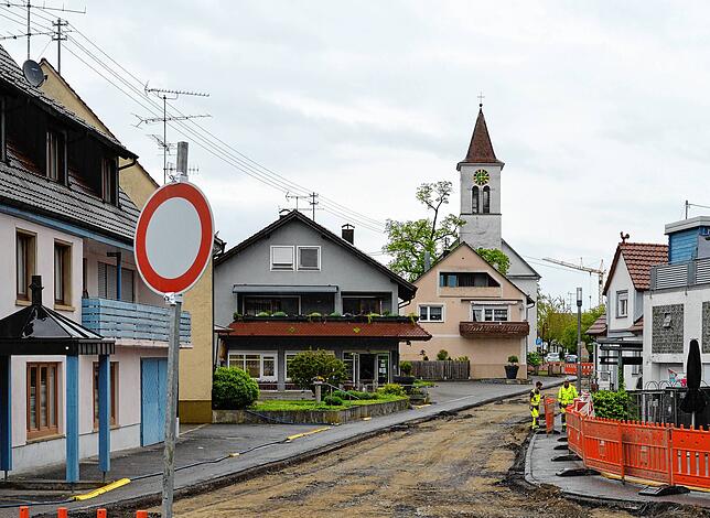 Auch wenn die Ortsdurchfahrt aktuell saniert wird, ist die alte Kirche mitten in Volkertshausen gesellschaftliches Zentrum der Gemeinde.