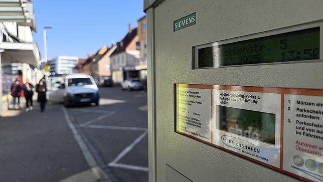 Die gelbe Parkzone wie hier an der Charlottenstraße verteuert sich von derzeit 1,1 Cent pro Minute auf 4 Cent pro Minute.