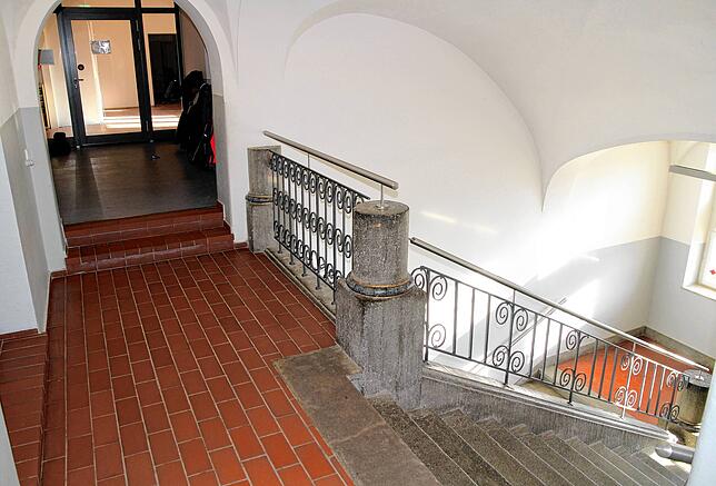 Vom Dachgeschoss führt die historische Treppe nach unten. Mit dem neuen Treppenturm, der ans Gebäude gebaut wird, steht bald eine ...
