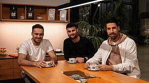 Bei einem Gespräch am Küchentisch über Espresso ging es los. Die Gründer: Ben Döll, Felix Ladwig und Weltmeister Sami Khedira führen ...