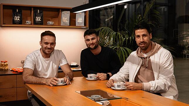 Bei einem Gespräch am Küchentisch über Espresso ging es los. Die Gründer: Ben Döll, Felix Ladwig und Weltmeister Sami Khedira führen ...