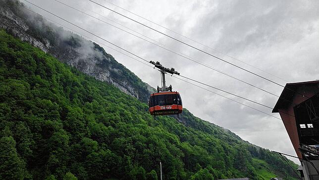 Mit der Ebenalpbahn fährt man aus Wasserauen auf den Berg hinauf.