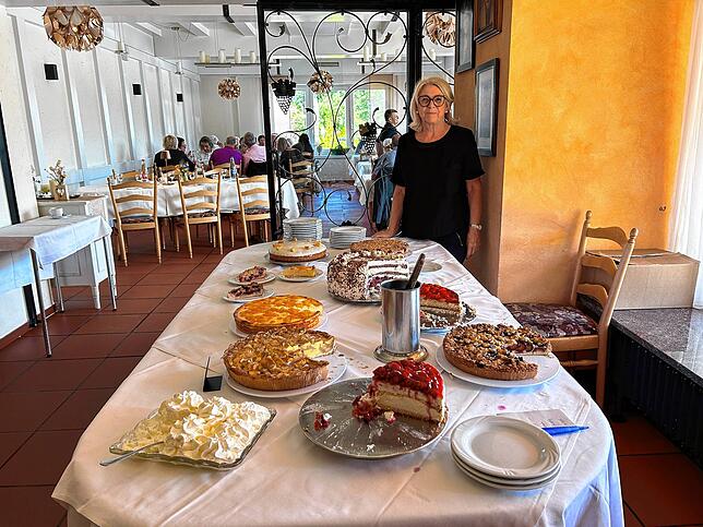 Bei Familienfeiern übernimmt die Seniorchefin Heidi Hildebrand den Service am Büfett mit hauseigenem Kuchen.