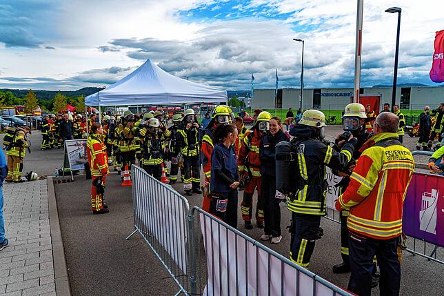 564 Feuerwehrmänner und Frauen aus ganz Deutschland und der Schweiz laufen in voller Montur auf den Turm.
