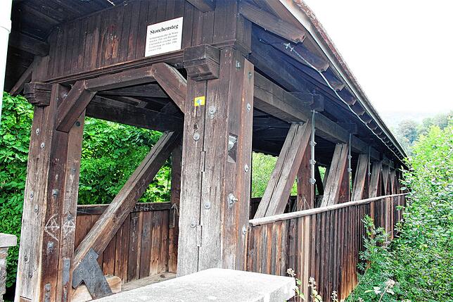 Der Storchensteg wurde 1908 ursprünglich ohne Dach errichtet und führt über die Wehra.