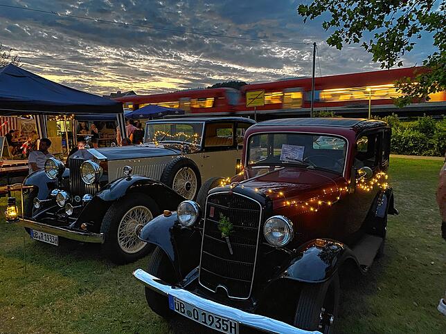 Am Samstagabend beleuchteten einige Oldtimer-Besitzer ihre Fahrzeuge liebevoll.