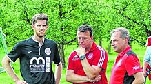 Spielertrainer Sascha Rilli mit Markus Mecking (Mitte) und dem ersten Vorsitzenden Wolfgang Rößler (rechts) nach dem Spiel am Sonntag. ...