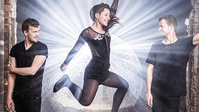 Villingen, Kulturzentrum Scheuer, Do, 8.11., 20 Uhr: Das ungewöhnliche Trio lässt traditionelle Folk-Musik mit modernen Rhythmen und ...