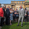 Mit Zylinder und Schirm: Prinz Charles genießt sichtlich das Bad in der Menge im Garten des Buckingham-Palasts.