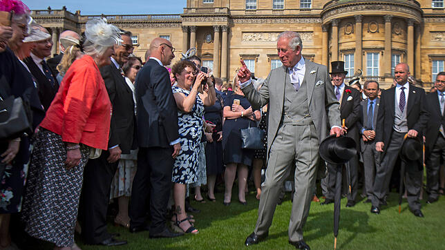 Mit Zylinder und Schirm: Prinz Charles genießt sichtlich das Bad in der Menge im Garten des Buckingham-Palasts.