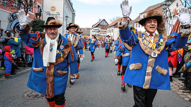 Auch mit Abstand sind närrische Umzüge diesmal nicht möglich. Das Bild zeigt Rainer Hespeler (rechts) und Walter Benz als Vertreter der ...