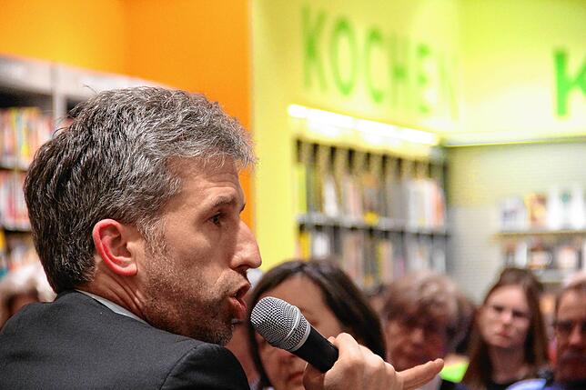 Schlagfertig: In der Buchhandlung Osiander in Konstanz warb der Tübinger OB für mehr Fakten – und weniger Angst