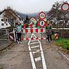 Die beiden 13-jährigen Gurtweiler Schülerinnen Lena Volkmer (links) und Teresa Günther vor der gesperrten Schlüchttalbrücke in Gurtweil. ...