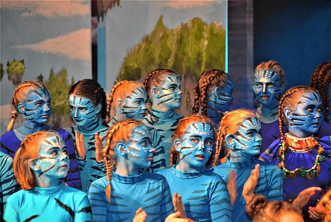 Für die Aufführung „Avatar“ wurden die Gesichter der Akteure kunstvoll geschminkt.