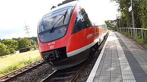 Ab 2027 ist der Ausbau der Elektrifizierung des Hochrhein-Bodensee-Expresses abgeschlossen. Hier zu sehen: ein Zug der Hochrheinbahn am ...