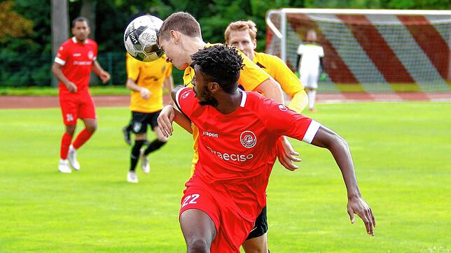 Der Gutmadinger Nicklas Vöckt kann in dieser Szene vor dem Bad Dürrheimer Timoteo Masa (vorne) klären.