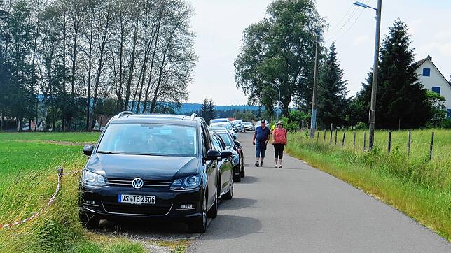 An etwas ruhigeren Wochenenden beginnt der Rückstau Richtung Unterbränd an einer ehemaligen Ausweichbucht. Hier beginnt die Absperrung ...