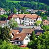 Das Jestetter Schulhaus in der Schaffhauserstraße ist das markanteste Gebäude des Ortes. Links im Hintergrund das ehemalige Forstamt.