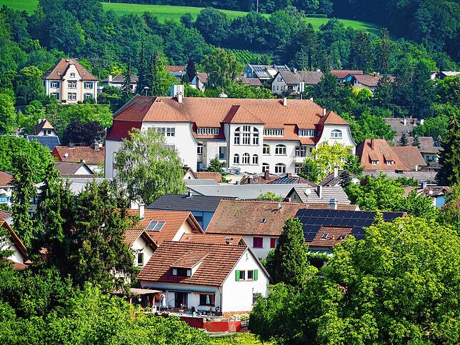Das Jestetter Schulhaus in der Schaffhauserstraße ist das markanteste Gebäude des Ortes. Links im Hintergrund das ehemalige Forstamt.