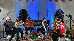 Auf der Studiobühne in der Christuskirche: Miloš Stankovic (links) mit den Amateur-Streichern Klara Haller, Karen Schmitz, Mirja ...
