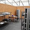 Stockbetten, Spinde, ein Tisch in der Mitte, Blick bis zum Zeltdach: So sieht es in der Notunterkunft an der Claude-Dornier-Straße aus. ...