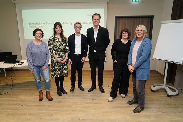 Im Einsatz gegen sexualisierte Gewalt an Frauen (von links): Juliane Geiger und Vivian Ernst von der Frauenberatungsstelle Lörrach, der ...