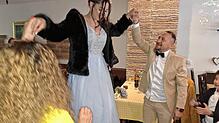 Stefan Sakru und seine Braut Valentina tanzen nach ihrer standesamtlichen Hochzeit in der Pizzeria Sorrento.