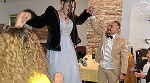 Stefan Sakru und seine Braut Valentina tanzen nach ihrer standesamtlichen Hochzeit in der Pizzeria Sorrento.
