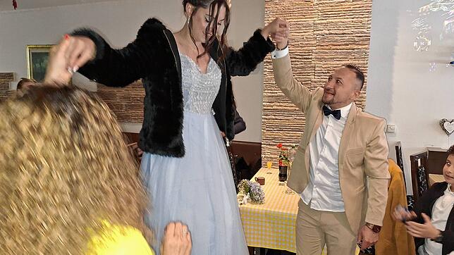 Stefan Sakru und seine Braut Valentina tanzen nach ihrer standesamtlichen Hochzeit in der Pizzeria Sorrento.