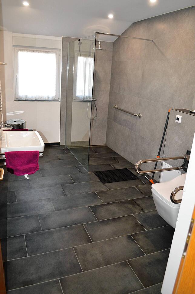 Blick in ein barrierefreies Badezimmer, das über die Wohnraumberatung umgesetzt wurde.