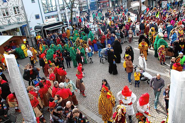 Bild 11: Alle Macht den Narren: Alle Bilder vom Rathaussturm in Friedrichshafen (2)