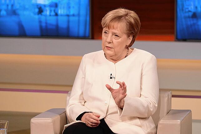 In der Talksendung „Anne Will“ hielt es Bundeskanzlerin Angela Merkel (CDU) für wahrscheinlich, dass Schnelltests für ...