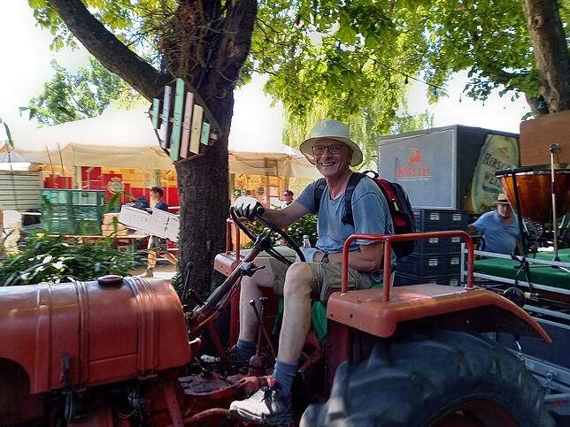 Traktor-Mann und Dirigent der Stadtkapelle Radolfzell: Kuno Rauch auf seinem Fahr-Schlepper.