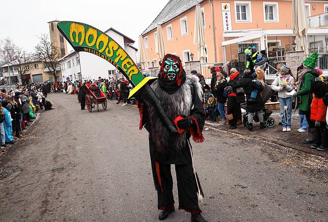 Die Monster vom Weißensberger Narrenverein sorgten mit ihrem fahrenden Sarg (hinten) für den einen oder anderen Schock-Moment.