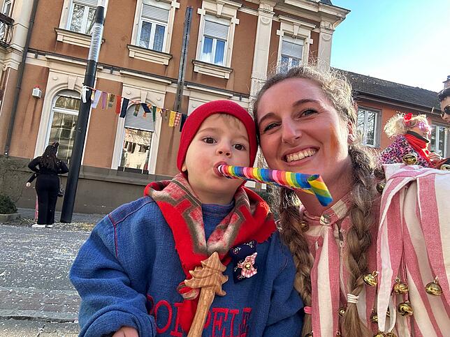 Der zweijährige Leo und seine Mama Lisa Knittel haben die Fasnet im Blut.