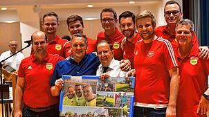 Bild : Schiedsrichter verabschieden Dieter Grethler am Bezirkstag – und wir haben Fotos