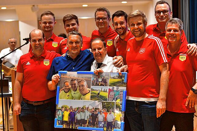Bild 1: Schiedsrichter verabschieden Dieter Grethler am Bezirkstag – und wir haben Fotos