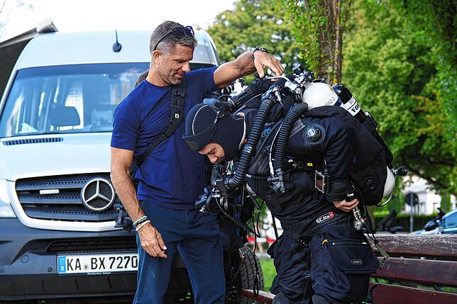 Ein Schweizer Polizeitaucher bereitet sich auf den Einsatz in 102 Metern Tiefe vor.