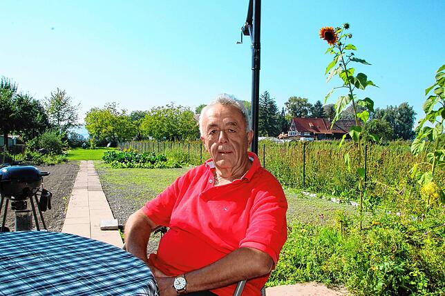 Karl-Heinz Martin sitzt in seinem Garten im Tägermoos.
