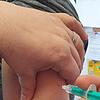 Ein Mitarbeiter im Seniorenheim St. Lioba wird geimpft. Hier sind bereits über 90 Prozent der Heimbewohner und fast 80 Prozent der ...