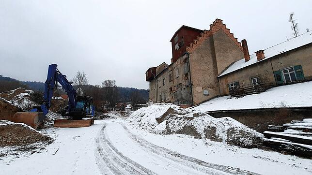 Hinter Brauerei steht ein Bagger bereit.
