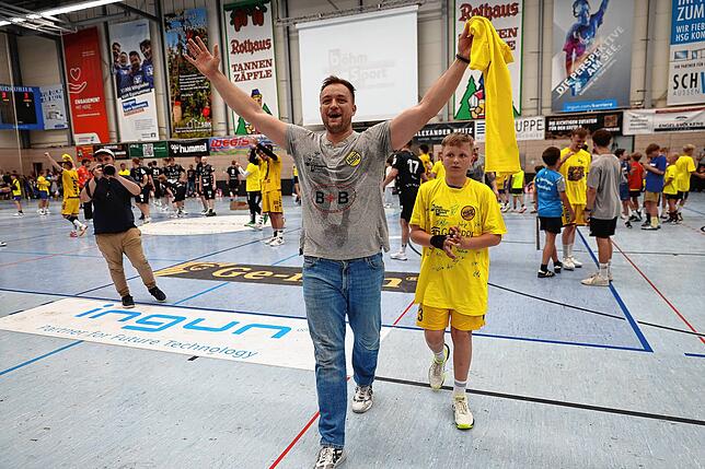 Bild 25: HSG Konstanz feiert den Aufstieg in die 2. Handball-Bundesliga. Bilder vom Spiel gegen Hildesheim
