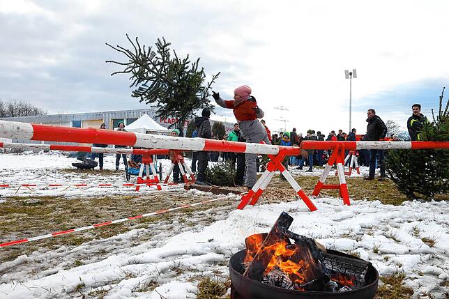 Bild 1: In Marbach fliegen die Weihnachtsbäume durch die Luft